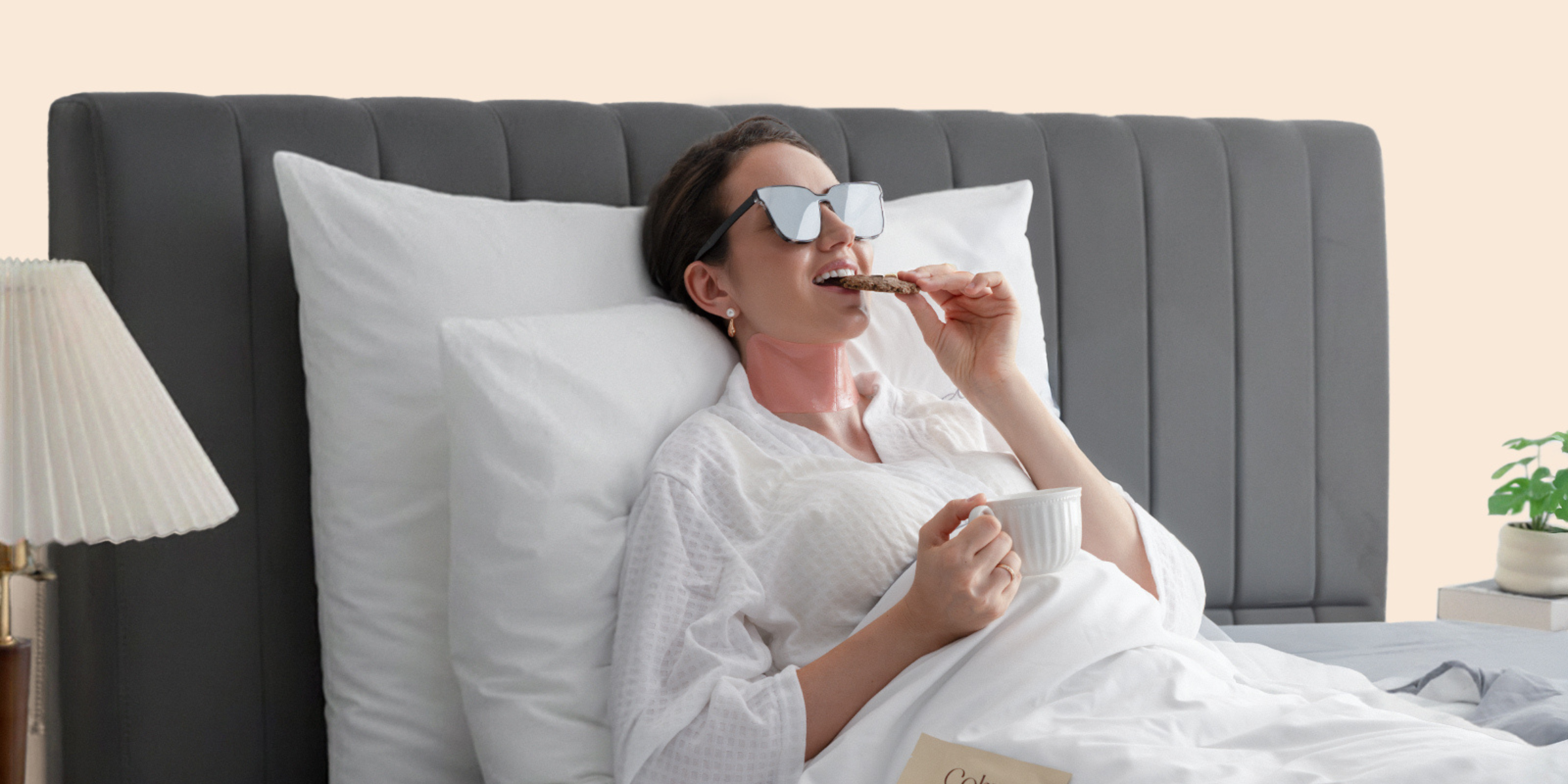 Femme avec le patch pour le cou Cohya